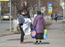 «Привязать доходы чиновников к прожиточному минимуму»: одиночный пикет у администрации Волгоградской области