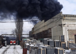 Видео из эпицентра пожара в цехе в Волгограде: подняли дрон и привезли и почти 60 человек
