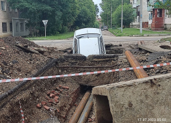 Авто провалилось в теплотрассу под Волгоградом 