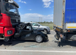 KIA смяло между двумя грузовиками на волгоградской трассе 