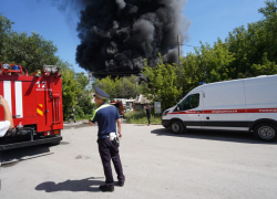 Видео из эпицентра мощного пожара на базе в Волгограде публикует МЧС