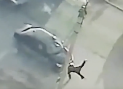 Школьницу отбросило в воздух от наезда иномарки: видео ДТП под Волгоградом