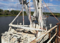 Затонувший плавкран причинил серьезный ущерб Волге в Волгограде