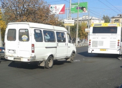 Маршрутка и автобус "Питеравто" столкнулись на дороге в Волгограде