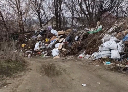 Трехметровую свалку сняли на видео в Волгограде: наступает на жилые дома