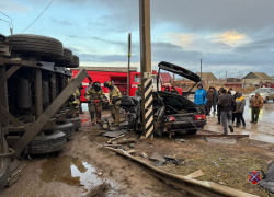 Фура 50 метров таранила "четырку" до состоянии трухи под Волгоградом: четверо в больнице