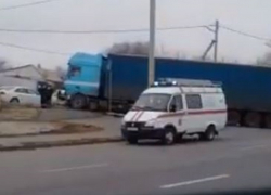Фура протаранила две легковушки в Волгограде