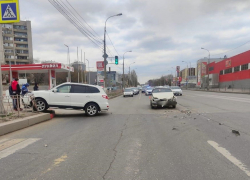 Иномарка снесла капот "Ладе" возле заправки в центре Волгограда: видео