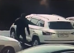 Мстительный пешеход проткнул колеса иномарки: видео с места