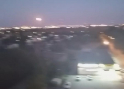 В Волгограде горит двухэтажное нежилое здание 