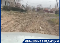 «Лично одну вытаскивала»: машины застревают на перекопанной дороге в Волгограде