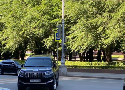 Автохама у медуниверситета с парковкой посреди дороги сфотографировали волгоградцы