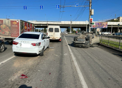 Такси с пассажиром перевернулось на проспекте Жукова в Волгограде