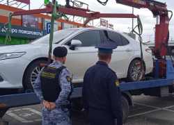 В Волгограде на парковке у «Мармелада» арестовали 25 автомобилей