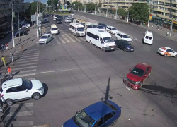 Две легковушки не поделили перекресток на Краснознаменской в Волгограде: видео 