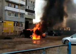 На видео попала горящая иномарка в Волжском