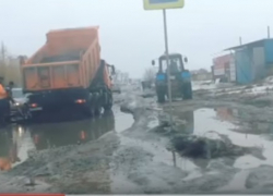 Дорожники закатали лужи в асфальт в Волгограде