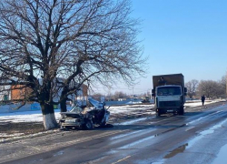 Водителя в крайне тяжелом состоянии спасают после шок-аварии под Волгоградом 