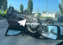 Renault перевернулся на крышу после аварии в элитном ЖК в Волгограде 