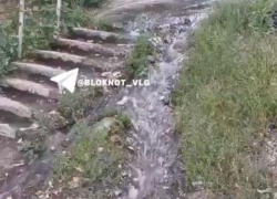 «Вода шурует по асфальту»: несколько домов в Волгограде оставили с сухими кранами 