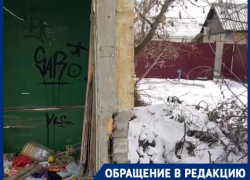 «Сгорим все»: 15 лет заброшенные ларьки с помоями пугают волгоградцев