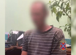 Подозреваемый в убийстве братьев электромонтер скрывался на даче под Волгоградом: видео допроса 