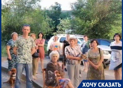 "В любой момент может рухнуть": волгоградцы на народном сходе спасают гнилой дом от обвала 