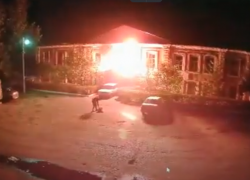 Поджог военкомата вместе с автомобилем под Волгоградом попал на видео