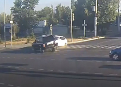 На видео попало жесткое столкновение Hyundai и Range Rover в Волгограде