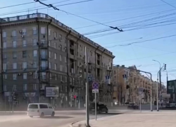 Кортеж Медведева промчался по расчищенному от машин центру Волгограда - видео 