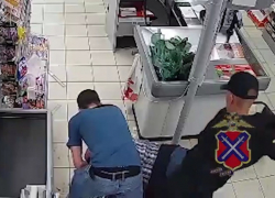 Компания подростков жестоко избила посетителя магазина под Волгоградом — видео