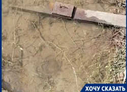 Мэрия Волгограда, «УК ТЗР» и концессионеры полтора месяца не могут починить трубу: вода стекает в подвал дома