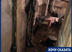 «Уже треснула стена», – в подвале волгоградского дома несколько дней течет труба