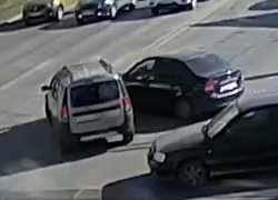 На видео попало ДТП с двумя Lada в Волгограде
