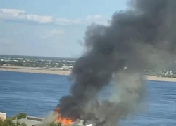 В Волгограде загорелись склады бывшего грузового порта