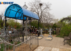 Под Волгоградом жители требуют привлечь к ответу родителей кладбищенских вандалов 