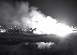 Эпичный ночной пожар попал на видео под Волгоградом