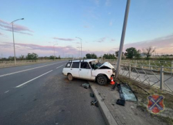 ВАЗ «четырка» влетел в столб и сложился гармошкой - фото с места 