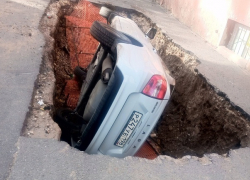 Машина рухнула в коммунальную яму в Волгограде