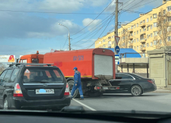 Грузовик концессий водоснабжения и Merсedes устроили ДТП на Второй Продольной в Волгограде