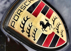 Porsche Cayenne сгорел дотла на набережной в центре Волжского 