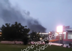 В Волгограде на территории тракторного завода тушат пожар