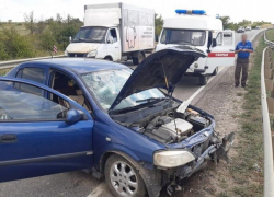 Водитель Opel Astra протаранила отбойник в Волгоградской области: пострадала 19-летняя пассажирка