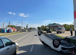 Волгоградка пострадала в перевернувшейся на крышу иномарке 