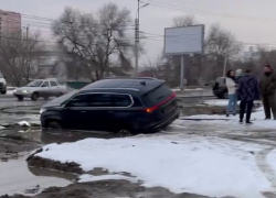 Иномарка завалилась на грязевой наледи в центре Волгограда