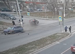 Мощное ДТП с подскоком и разворотом устроили две легковушки в Волгограде: видео