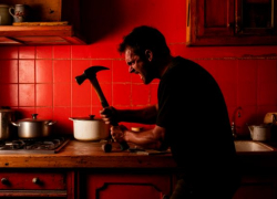 Молотком раздробили челюсть загостившейся волгоградки