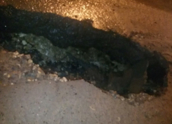 На севере Волгограда на дороге образовалось яма в полметра глубиной