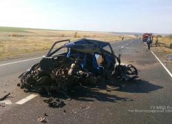 УАЗ вспыхнул на трассе под Волгоградом после тройного ДТП: трое пострадали 