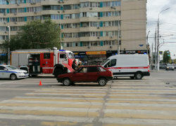 Месиво из осколков, пожарная и скорая: в Волгограде на Современнике произошло ДТП